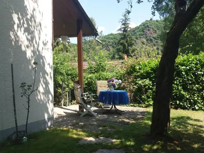 Ein Garten an der Unterkunft Ferienhaus Baederleiblick