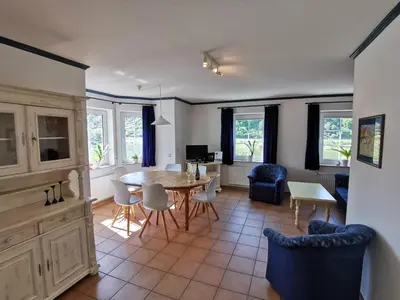 Ein Sitzbereich in der Unterkunft Apartments / Ferienwohnungen Moseluferstrasse