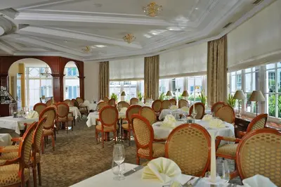 Ein Restaurant oder anderes Speiselokal in der Unterkunft Parkhotel Idar-Oberstein