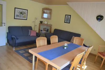 Ein Sitzbereich in der Unterkunft Ferienwohnung Lenartz