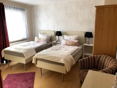 Ein Bett oder Betten in einem Zimmer der Unterkunft Hotel garni Zum Adenauer Forst
