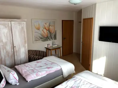 Ein Bett oder Betten in einem Zimmer der Unterkunft Hotel garni Zum Adenauer Forst