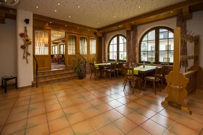 Ein Restaurant oder anderes Speiselokal in der Unterkunft Hotel Merle