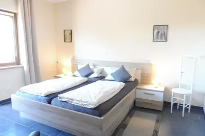 Ein Bett oder Betten in einem Zimmer der Unterkunft Die Ferienwohnungen Dominik , Fill