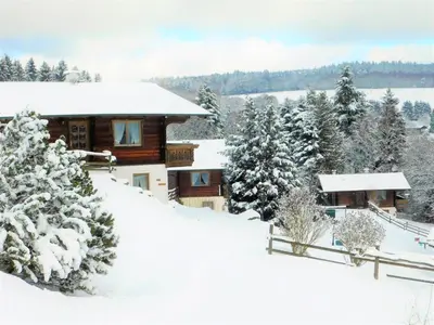 Blockhaus-Ferienpark im Winter