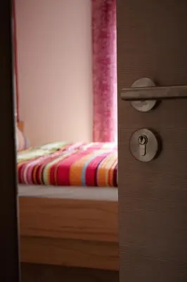Ein Bett oder Betten in einem Zimmer der Unterkunft Gästehaus Weingut Mathy-Schanz