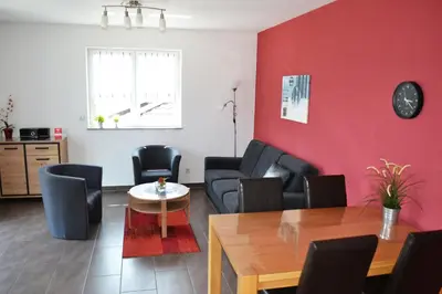 Ein Sitzbereich in der Unterkunft Gästehaus Weingut Mathy-Schanz