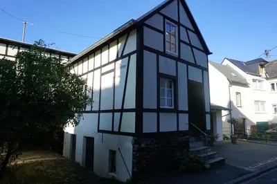 Das Gebäude in dem sich das Ferienhaus befindet