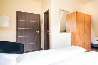 Ein Bett oder Betten in einem Zimmer der Unterkunft Schroeders City-Style-Hotel