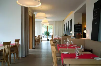 Ein Restaurant oder anderes Speiselokal in der Unterkunft WeinKulturgut Longen-Schlöder