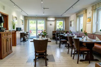Ein Restaurant oder anderes Speiselokal in der Unterkunft Land-gut-Hotel am Ring