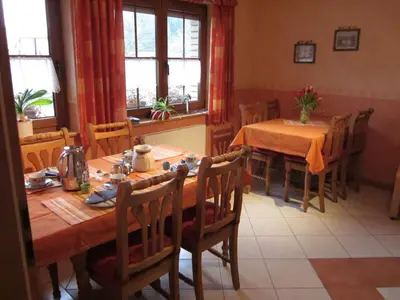 Ein Restaurant oder anderes Speiselokal in der Unterkunft Gästehaus Jüngling