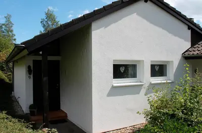 Das Gebäude in dem sich das Ferienhaus befindet