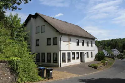Das Gebäude in dem sich das Ferienhaus befindet