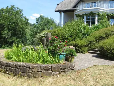 Ein Garten an der Unterkunft Zur Gartenlaube
