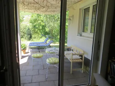 Ein Sitzbereich in der Unterkunft Zur Gartenlaube