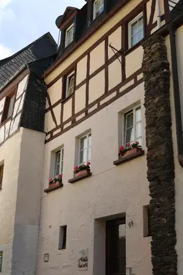Das Gebäude in dem sich das Ferienhaus befindet