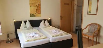 Ein Bett oder Betten in einem Zimmer der Unterkunft Hotel & Restaurant Beckmanns Winzerhaus