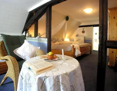 Ein Bett oder Betten in einem Zimmer der Unterkunft Alte Weinstuben Steinfelder Hof - B&B