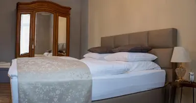 Ein Bett oder Betten in einem Zimmer der Unterkunft Das Haus Am Markt