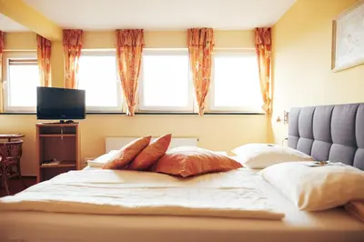 Ein Bett oder Betten in einem Zimmer der Unterkunft FETZ DAS LORELEY HOTEL