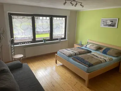 Ein Sitzbereich in der Unterkunft Ferienwohnung Am Elzbach