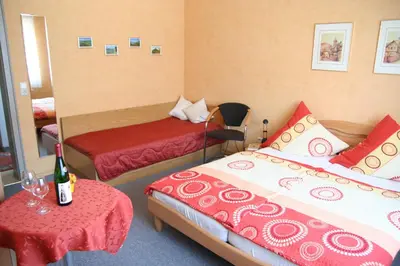 Ein Bett oder Betten in einem Zimmer der Unterkunft Ferienweingut Hensler