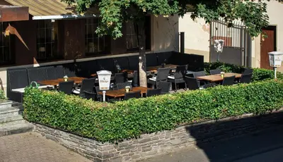 Ein Garten an der Unterkunft Hotel Weinhaus Weis