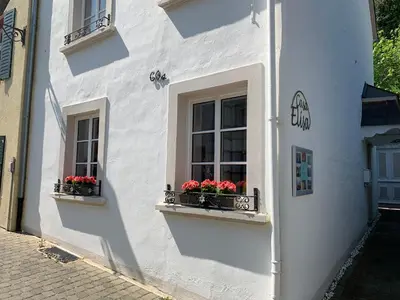 Das Gebäude in dem sich das Ferienhaus befindet