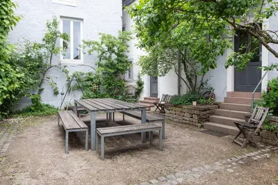Ein Garten an der Unterkunft Ferienhaus Königskerze