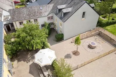 Das Gebäude in dem sich das Ferienhaus befindet