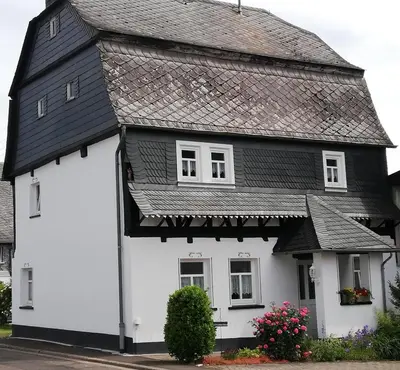 Das Gebäude in dem sich das Ferienhaus befindet