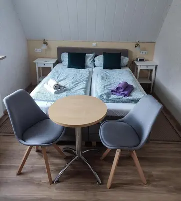Ein Bett oder Betten in einem Zimmer der Unterkunft Gästehaus im Alten Fährhaus