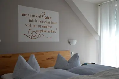 Ein Bett oder Betten in einem Zimmer der Unterkunft Gästehaus Alt Mehring