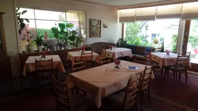 Ein Restaurant oder anderes Speiselokal in der Unterkunft Pension Auf der Olk mit Röpertsmühle