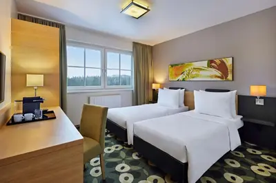 Ein Bett oder Betten in einem Zimmer der Unterkunft Nürburgring Motorsport Hotel