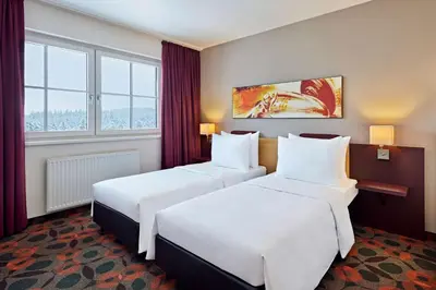 Ein Bett oder Betten in einem Zimmer der Unterkunft Nürburgring Motorsport Hotel