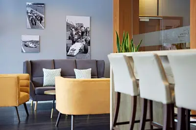 Ein Sitzbereich in der Unterkunft Nürburgring Motorsport Hotel
