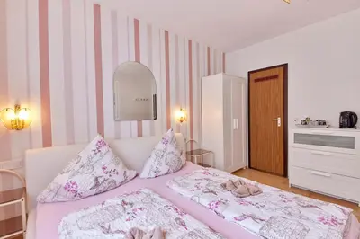 Ein Bett oder Betten in einem Zimmer der Unterkunft Cafe Rosi