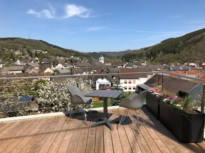 Ein allgemeiner Bergblick oder ein Berglick von der Villa aus