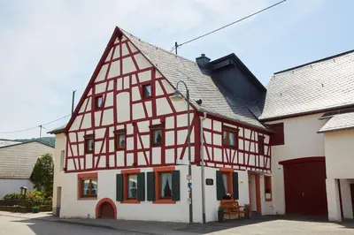Das Gebäude in dem sich das Ferienhaus befindet