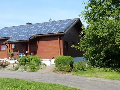 Das Gebäude in dem sich das Ferienhaus befindet