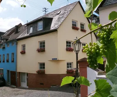 Das Gebäude in dem sich das Ferienhaus befindet