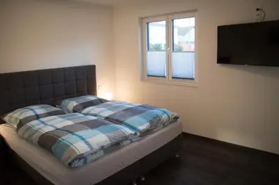 Ein Bett oder Betten in einem Zimmer der Unterkunft FEWO Klosterblick sowie Weinberge & Drachenflieger
