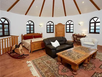 Ein Sitzbereich in der Unterkunft Strotzbüsch Forest Hideaway