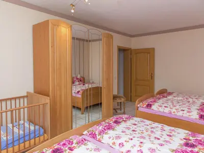 Ein Bett oder Betten in einem Zimmer der Unterkunft Erdgeschosswohnung in ruhiger Lage