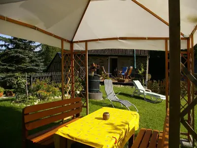 Ein Garten an der Unterkunft gemütliche Ferienwohnung in Kaifenheim
