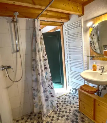 Ein Badezimmer in der Unterkunft Hof Marienberg, 56340 Osterspai, Deutschland Wanderhütte