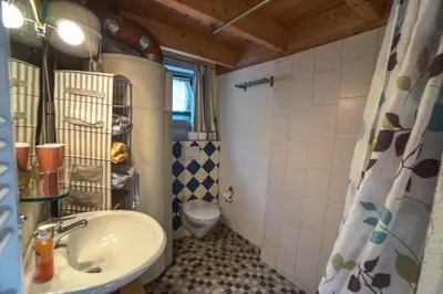 Ein Badezimmer in der Unterkunft Hof Marienberg, 56340 Osterspai, Deutschland Wanderhütte