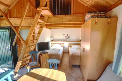 TV/Unterhaltungsangebot in der Unterkunft Hof Marienberg, 56340 Osterspai, Deutschland Wanderhütte